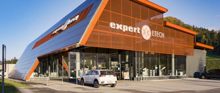 Expert ETECH Filiale Windischgarsten – modernes Gebäude mit Solarfassade und orangefarbener Verkleidung