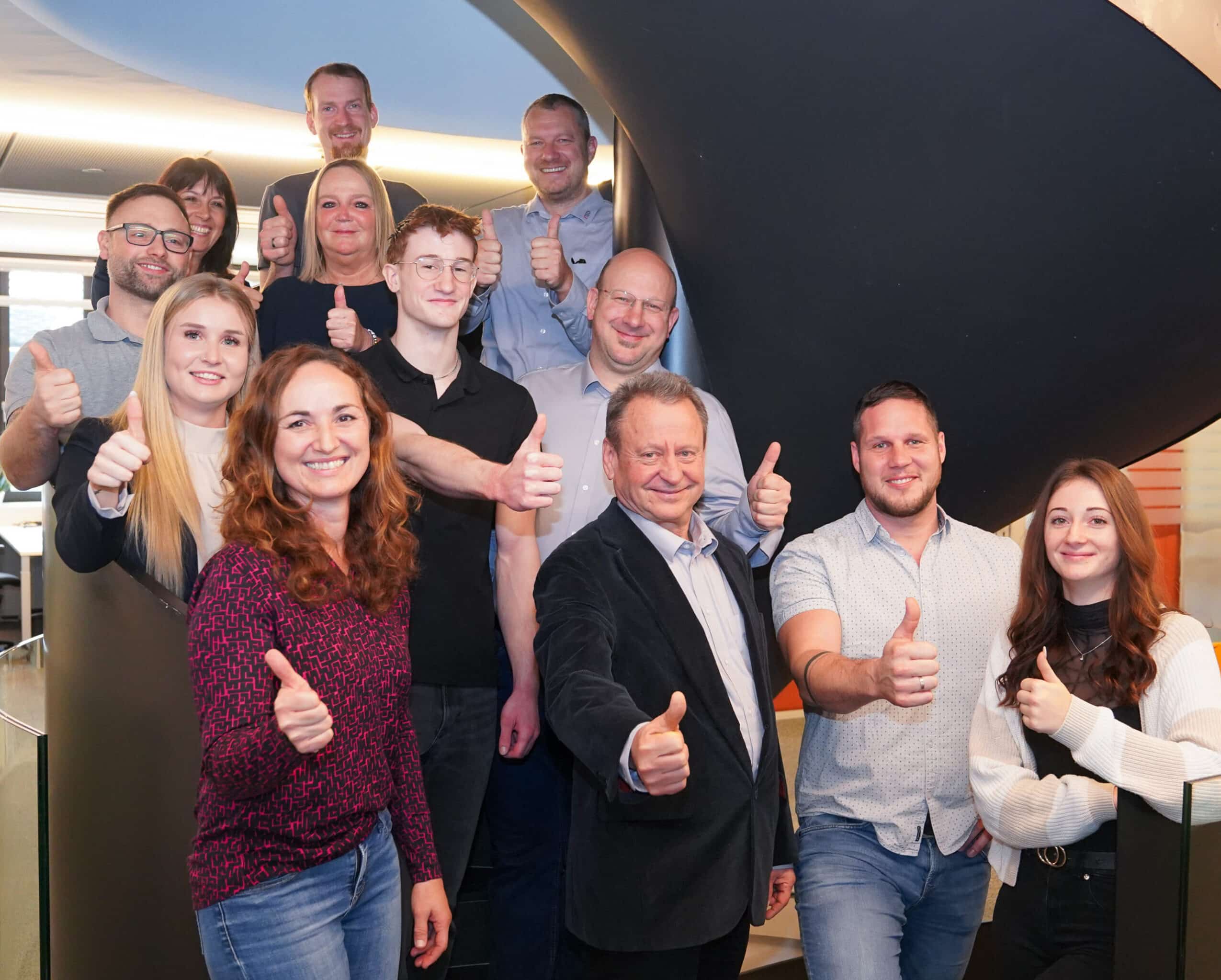 ETECH-Team der Zentrale mit Daumen hoch – motivierte Mitarbeiterinnen und Mitarbeiter von ETECH