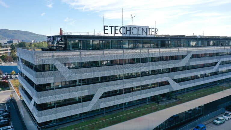 ETECH Center Linz – modernes Bürogebäude mit Glasfassade und großem Schriftzug auf dem Dach