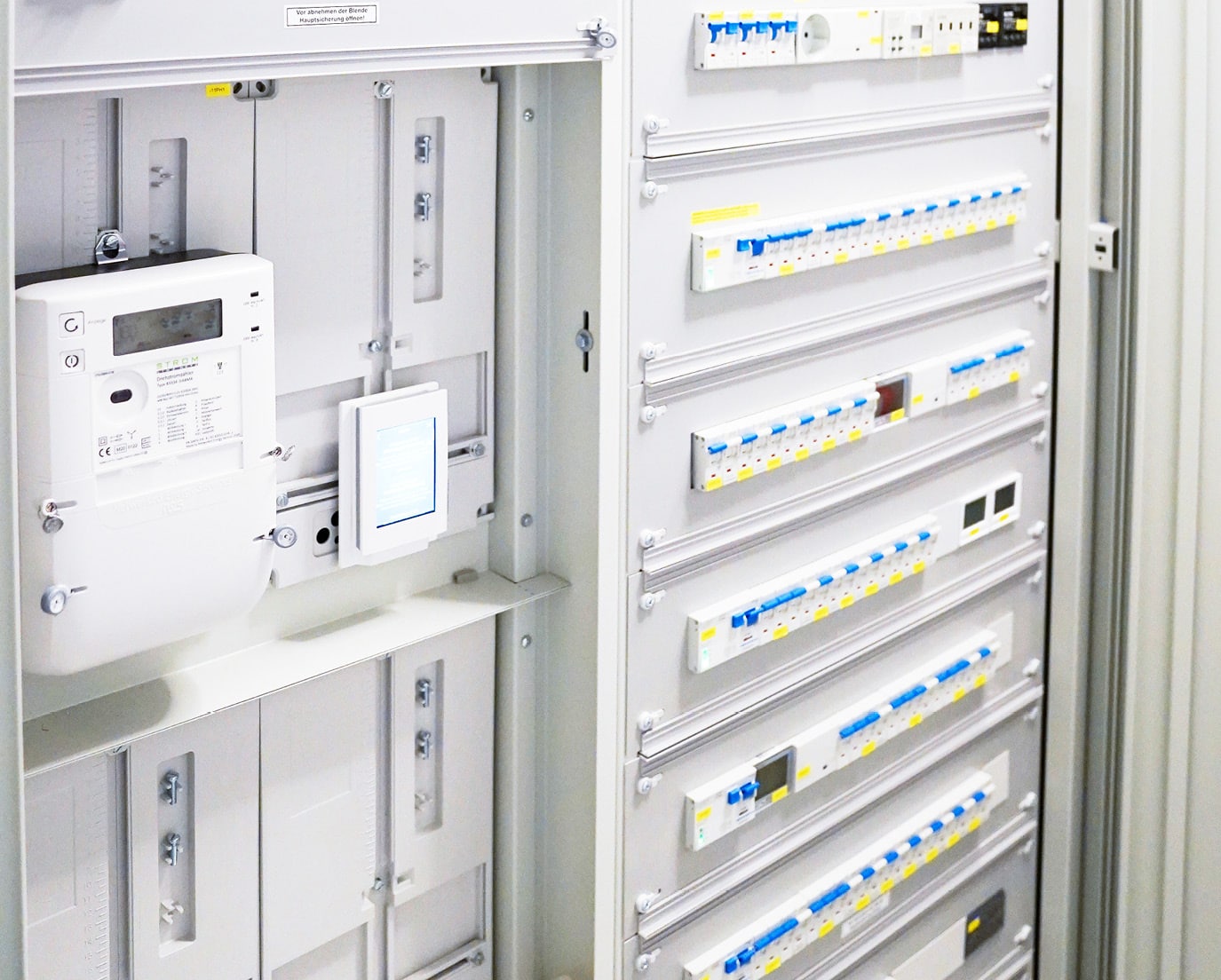 Geöffneter Elektro-Schaltkasten mit Stromzähler, Sicherungsautomaten und Reihenklemmen – ETECH Elektroinstallation