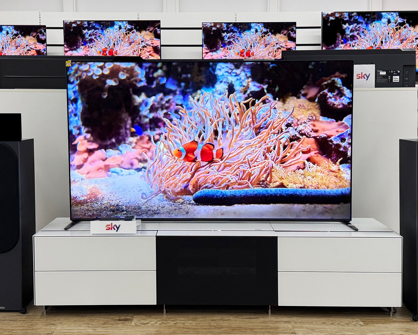 Großer Panasonic-Fernseher im ETECH-Elektrofachhandel zeigt lebhaftes Unterwasser-Korallenriff mit Clownfisch in 4K-Qualität