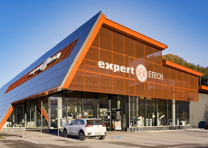 Expert ETECH Standort Windischgarsten – modernes Gebäude mit orangefarbener Fassade und großen Glasfronten