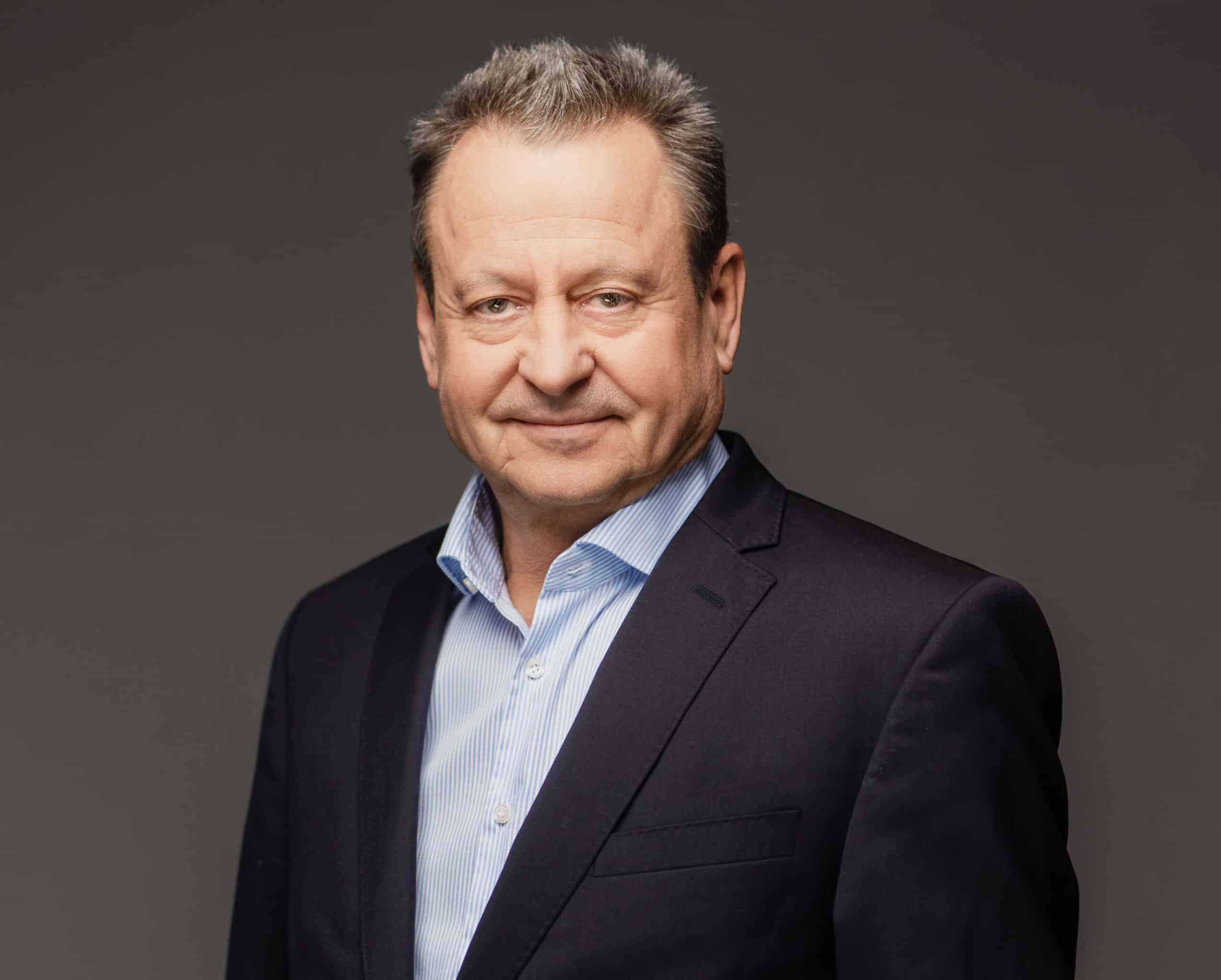 Mitarbeiter von ETECH im dunklen Sakko mit hellblauem Hemd, professionelles Portraitfoto